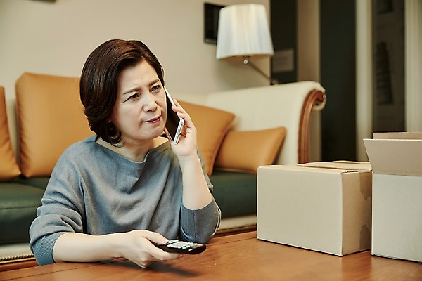 포토 JPG 응시 여자 중년 50대 거실 중년라이프 실내 한명 들기 앉기 상반신 앞모습 아웃포커스 스마트폰 소파 한국인 리모컨 택배 통화 택배상자 중년여자한명만 국내포토 1 라이프스타일 시선 뷰포인트 의자 모션 촬영기법 사람 동양인 성인 내부 핸드폰 스마트기기 상자 운송업 여자한명만 중년여자만 파일형식