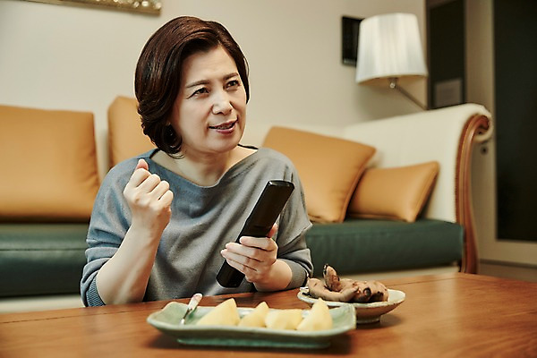 포토 JPG 응시 여자 중년 50대 거실 과일 중년라이프 실내 한명 들기 앉기 상반신 앞모습 아웃포커스 소파 한국인 리모컨 택배 고구마 택배상자 중년여자한명만 국내포토 1 라이프스타일 시선 뷰포인트 의자 모션 뿌리채소 촬영기법 사람 동양인 성인 내부 상자 운송업 여자한명만 중년여자만 파일형식