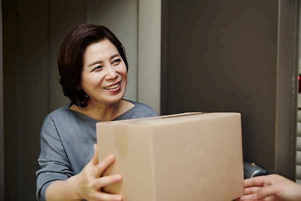 포토 JPG 손 응시 여자 중년 50대 중년라이프 실내 서기 미소 들기 상반신 두명 앞모습 신체부위 한국인 배송 택배 현관문 택배상자 국내포토 라이프스타일 시선 뷰포인트 모션 표정 사람 동양인 성인 내부 상자 문 운송업 파일형식