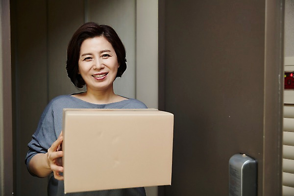 포토 JPG 여자 중년 50대 중년라이프 실내 한명 서기 미소 들기 상반신 앞모습 아웃포커스 한국인 택배 현관문 택배상자 중년여자한명만 국내포토 1 라이프스타일 뷰포인트 모션 촬영기법 표정 사람 동양인 성인 내부 상자 문 운송업 여자한명만 중년여자만 파일형식
