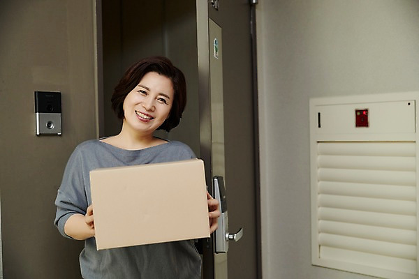 포토 JPG 여자 중년 50대 중년라이프 실내 한명 서기 미소 들기 상반신 앞모습 한국인 택배 현관문 택배상자 중년여자한명만 국내포토 1 라이프스타일 뷰포인트 모션 표정 사람 동양인 성인 내부 상자 문 운송업 여자한명만 중년여자만 파일형식