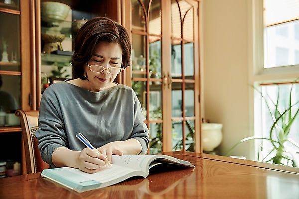 포토 JPG 응시 여자 중년 50대 의자 중년라이프 실내 한명 앉기 상반신 앞모습 아웃포커스 책 한국인 기록 책상 서랍장 중년여자한명만 국내포토 1 라이프스타일 시선 뷰포인트 가구 모션 촬영기법 사람 동양인 성인 내부 여자한명만 중년여자만 파일형식