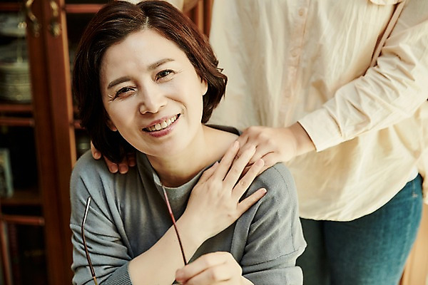 포토 JPG 여자 안경 중년 50대 중년라이프 실내 서기 미소 들기 앉기 상반신 두명 앞모습 한국인 마사지 국내포토 라이프스타일 잡화 뷰포인트 모션 표정 사람 동양인 성인 내부 파일형식