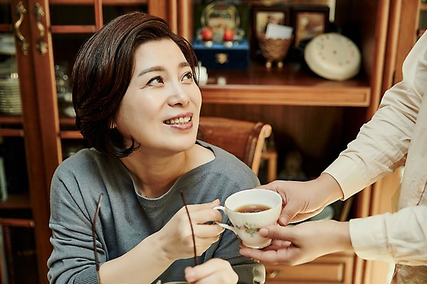 포토 JPG 손 응시 여자 중년 50대 의자 중년라이프 실내 서기 미소 들기 앉기 상반신 두명 앞모습 옆모습 아웃포커스 신체부위 한국인 서랍장 국내포토 라이프스타일 시선 뷰포인트 가구 모션 촬영기법 표정 사람 동양인 성인 내부 파일형식