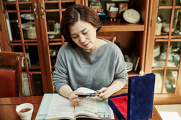 포토 JPG 응시 여자 중년 50대 의자 중년라이프 실내 한명 들기 앉기 상반신 앞모습 아웃포커스 책 한국인 커피잔 상패 책상 서랍장 중년여자한명만 국내포토 1 라이프스타일 시선 커피 뷰포인트 가구 모션 잔 촬영기법 사람 동양인 성인 내부 우승 여자한명만 중년여자만 파일형식 식기 음료 생활용품 인종 생활 최고 여자만 중년만 오브젝트 성인만