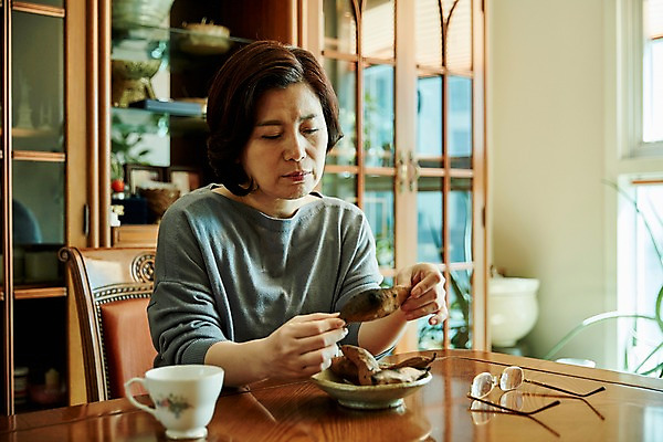 포토 JPG 응시 여자 안경 중년 50대 의자 중년라이프 실내 한명 들기 앉기 상반신 앞모습 아웃포커스 컵 한국인 책상 서랍장 고구마 중년여자한명만 국내포토 1 라이프스타일 식기 시선 잡화 뷰포인트 가구 모션 뿌리채소 촬영기법 사람 동양인 성인 내부 여자한명만 중년여자만 파일형식 생활용품 채소 인종 생활 여자만 중년만 오브젝트 성인만