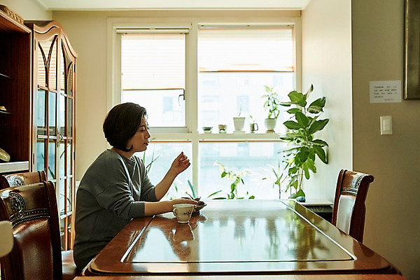 포토 JPG 응시 여자 중년 50대 의자 중년라이프 실내 한명 앉기 상반신 옆모습 아웃포커스 컵 한국인 책상 서랍장 중년여자한명만 국내포토 1 라이프스타일 식기 시선 뷰포인트 가구 모션 촬영기법 사람 동양인 성인 내부 여자한명만 중년여자만 파일형식