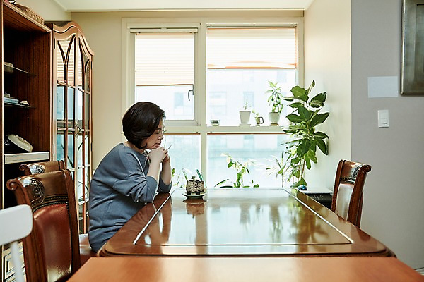 포토 JPG 응시 여자 화분 중년 50대 의자 중년라이프 실내 한명 앉기 상반신 옆모습 아웃포커스 턱괴기 한국인 책상 서랍장 중년여자한명만 국내포토 1 라이프스타일 시선 뷰포인트 가구 모션 촬영기법 사람 동양인 성인 내부 여자한명만 중년여자만 파일형식