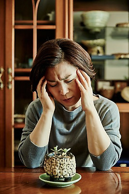 포토 JPG 여자 화분 중년 50대 의자 중년라이프 실내 한명 앉기 상반신 앞모습 아웃포커스 한국인 찡그림 책상 서랍장 두통 중년여자한명만 국내포토 1 라이프스타일 뷰포인트 가구 모션 촬영기법 표정 사람 동양인 성인 내부 질병 여자한명만 중년여자만 파일형식