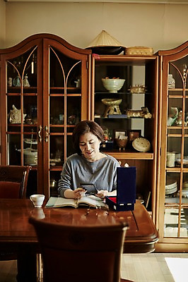 포토 JPG 응시 여자 중년 50대 의자 중년라이프 실내 한명 미소 들기 앉기 상반신 앞모습 아웃포커스 책 컵 한국인 상패 책상 서랍장 중년여자한명만 국내포토 1 라이프스타일 식기 시선 뷰포인트 가구 모션 촬영기법 표정 사람 동양인 성인 내부 상_우승 여자한명만 중년여자만 파일형식