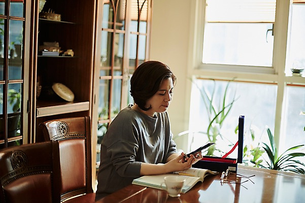 포토 JPG 응시 여자 중년 50대 의자 중년라이프 실내 한명 들기 앉기 상반신 옆모습 아웃포커스 책 컵 한국인 상패 책상 서랍장 중년여자한명만 국내포토 1 라이프스타일 식기 시선 뷰포인트 가구 모션 촬영기법 사람 동양인 성인 내부 상_우승 여자한명만 중년여자만 파일형식