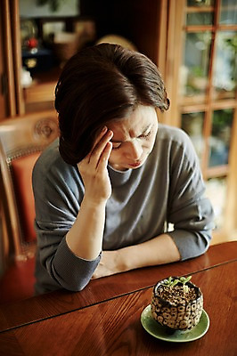 포토 JPG 여자 화분 중년 50대 의자 중년라이프 실내 한명 앉기 상반신 앞모습 아웃포커스 하이앵글 한국인 찡그림 책상 서랍장 두통 중년여자한명만 국내포토 1 라이프스타일 뷰포인트 가구 모션 촬영기법 표정 사람 동양인 성인 내부 질병 여자한명만 중년여자만 파일형식