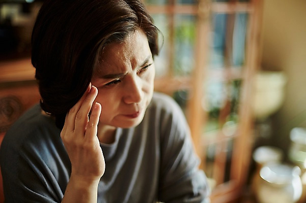 포토 JPG 응시 여자 중년 50대 의자 중년라이프 실내 한명 앉기 상반신 앞모습 아웃포커스 한국인 찡그림 책상 서랍장 두통 중년여자한명만 국내포토 1 라이프스타일 시선 뷰포인트 가구 모션 촬영기법 표정 사람 동양인 성인 내부 질병 여자한명만 중년여자만 파일형식