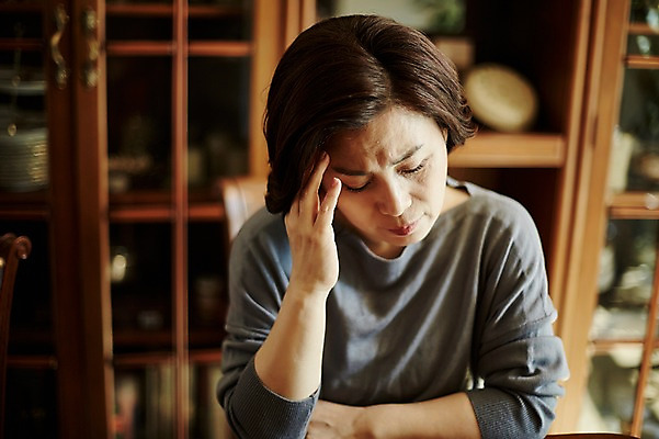 포토 JPG 여자 중년 50대 의자 중년라이프 실내 한명 앉기 상반신 앞모습 아웃포커스 한국인 찡그림 책상 서랍장 두통 중년여자한명만 국내포토 1 라이프스타일 뷰포인트 가구 모션 촬영기법 표정 사람 동양인 성인 내부 질병 여자한명만 중년여자만 파일형식
