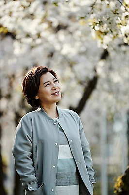 포토 JPG 주간 나무 응시 공원 여자 꽃 중년 50대 중년라이프 한명 서기 미소 상반신 야외 앞모습 아웃포커스 한국인 벚꽃 꽃구경 중년여자한명만 국내포토 자연요소 식물 1 라이프스타일 시선 공공시설 뷰포인트 모션 촬영기법 표정 사람 동양인 성인 여자한명만 중년여자만 파일형식