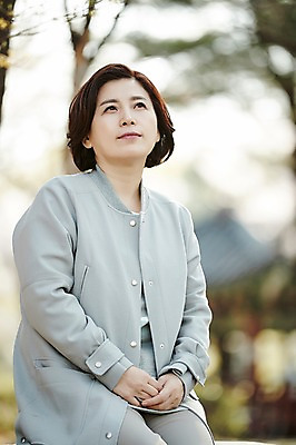 포토 JPG 주간 나무 응시 공원 여자 중년 50대 중년라이프 한명 앉기 상반신 야외 앞모습 아웃포커스 한국인 중년여자한명만 국내포토 자연요소 식물 1 라이프스타일 시선 공공시설 뷰포인트 모션 촬영기법 사람 동양인 성인 여자한명만 중년여자만 파일형식 인종 생활 시설 여자만 중년만 성인만
