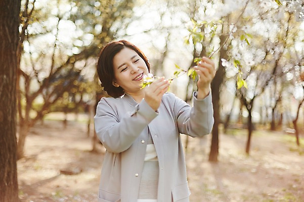 포토 JPG 주간 나무 응시 공원 여자 꽃 중년 50대 중년라이프 한명 서기 미소 상반신 야외 앞모습 아웃포커스 한국인 벚꽃 나뭇가지 잡기 꽃구경 중년여자한명만 국내포토 자연요소 식물 1 라이프스타일 시선 공공시설 뷰포인트 모션 촬영기법 표정 사람 동양인 성인 여자한명만 중년여자만 파일형식