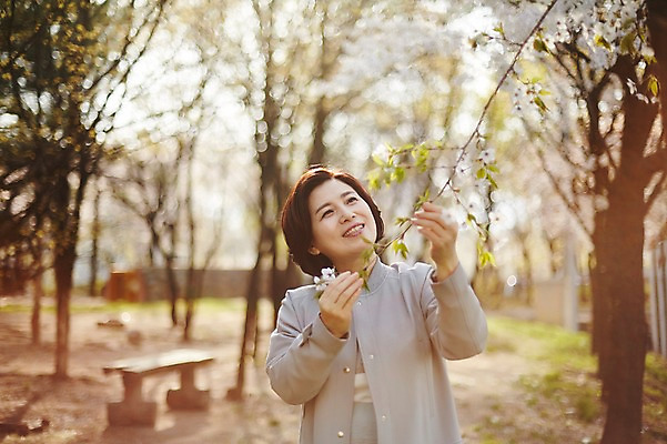 포토 JPG 주간 나무 응시 공원 여자 꽃 중년 50대 중년라이프 한명 서기 미소 상반신 야외 앞모습 아웃포커스 한국인 벚꽃 나뭇가지 잡기 꽃구경 중년여자한명만 국내포토 자연요소 식물 1 라이프스타일 시선 공공시설 뷰포인트 모션 촬영기법 표정 사람 동양인 성인 여자한명만 중년여자만 파일형식