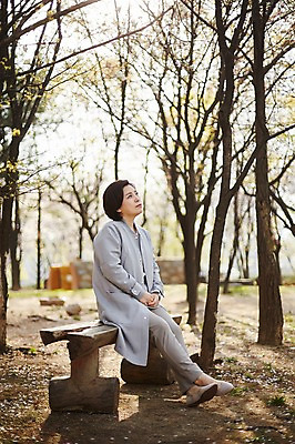 포토 JPG 주간 전신 나무 응시 공원 여자 꽃 중년 50대 중년라이프 한명 앉기 야외 옆모습 아웃포커스 한국인 꽃구경 중년여자한명만 국내포토 자연요소 식물 1 라이프스타일 시선 공공시설 뷰포인트 모션 촬영기법 사람 동양인 성인 여자한명만 중년여자만 파일형식
