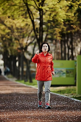 포토 JPG 주간 전신 공원 여자 중년 50대 중년라이프 건강 한명 서기 미소 야외 앞모습 아웃포커스 운동복 조깅 운동 한국인 중년여자한명만 국내포토 자연요소 1 라이프스타일 옷 공공시설 뷰포인트 모션 촬영기법 표정 사람 동양인 성인 여자한명만 중년여자만 파일형식 인종 생활 시설 여자만 중년만 성인만