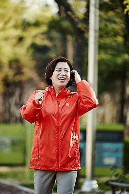 포토 JPG 주간 응시 공원 여자 중년 50대 중년라이프 건강 한명 서기 미소 상반신 야외 앞모습 아웃포커스 운동복 조깅 운동 한국인 중년여자한명만 국내포토 자연요소 1 라이프스타일 시선 옷 공공시설 뷰포인트 모션 촬영기법 표정 사람 동양인 성인 여자한명만 중년여자만 파일형식