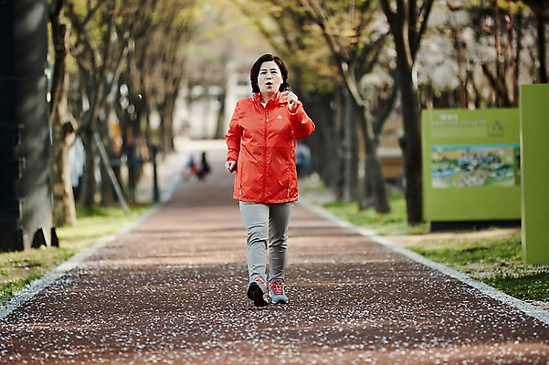 포토 JPG 주간 전신 공원 여자 중년 50대 중년라이프 건강 한명 서기 야외 앞모습 아웃포커스 운동복 조깅 운동 한국인 중년여자한명만 국내포토 자연요소 1 라이프스타일 옷 공공시설 뷰포인트 모션 촬영기법 사람 동양인 성인 여자한명만 중년여자만 파일형식