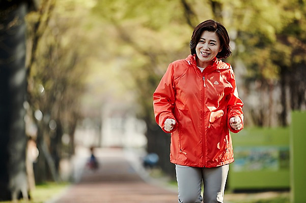 포토 JPG 주간 응시 공원 여자 중년 50대 중년라이프 건강 한명 서기 미소 상반신 야외 앞모습 아웃포커스 운동복 조깅 운동 한국인 중년여자한명만 국내포토 자연요소 1 라이프스타일 시선 옷 공공시설 뷰포인트 모션 촬영기법 표정 사람 동양인 성인 여자한명만 중년여자만 파일형식