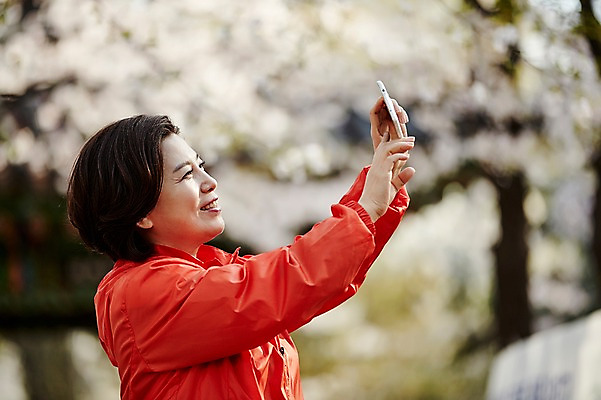 포토 JPG 주간 공원 여자 꽃 중년 50대 중년라이프 한명 서기 미소 들기 상반신 야외 옆모습 아웃포커스 스마트폰 운동복 사진촬영 한국인 꽃구경 중년여자한명만 국내포토 자연요소 식물 1 라이프스타일 옷 공공시설 뷰포인트 모션 촬영기법 표정 사람 동양인 성인 핸드폰 스마트기기 촬영 여자한명만 중년여자만 파일형식
