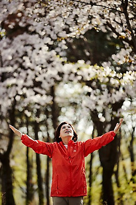 포토 JPG 주간 응시 공원 여자 꽃 중년 50대 중년라이프 팔벌리기 한명 서기 미소 상반신 야외 앞모습 아웃포커스 운동복 한국인 꽃구경 중년여자한명만 국내포토 자연요소 식물 1 라이프스타일 시선 옷 공공시설 뷰포인트 모션 촬영기법 표정 사람 동양인 성인 여자한명만 중년여자만 파일형식