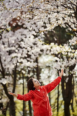 포토 JPG 주간 나무 응시 공원 여자 꽃 중년 50대 중년라이프 팔벌리기 한명 서기 미소 상반신 야외 앞모습 아웃포커스 운동복 한국인 꽃구경 중년여자한명만 국내포토 자연요소 식물 1 라이프스타일 시선 옷 공공시설 뷰포인트 모션 촬영기법 표정 사람 동양인 성인 여자한명만 중년여자만 파일형식