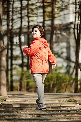 포토 JPG 주간 전신 공원 여자 중년 50대 중년라이프 건강 한명 서기 미소 야외 뒷모습 아웃포커스 운동복 조깅 운동 걷기 한국인 뒤돌아보기 중년여자한명만 국내포토 자연요소 1 라이프스타일 옷 공공시설 뷰포인트 모션 촬영기법 표정 사람 동양인 성인 여자한명만 중년여자만 파일형식