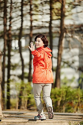 포토 JPG 주간 전신 나무 공원 여자 중년 50대 중년라이프 건강 한명 서기 미소 야외 뒷모습 아웃포커스 운동복 조깅 운동 걷기 한국인 뒤돌아보기 손인사 철조망 중년여자한명만 국내포토 자연요소 식물 1 라이프스타일 옷 공공시설 뷰포인트 모션 촬영기법 표정 사람 동양인 성인 인사 여자한명만 중년여자만 파일형식