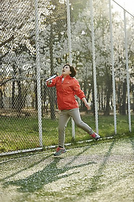 포토 JPG 주간 전신 응시 공원 여자 중년 50대 중년라이프 건강 한명 서기 야외 앞모습 운동복 운동 한국인 벚꽃 배드민턴라켓 배드민턴 철조망 중년여자한명만 국내포토 자연요소 1 라이프스타일 시선 옷 공공시설 꽃 뷰포인트 모션 사람 동양인 성인 구기 라켓 여자한명만 중년여자만 파일형식
