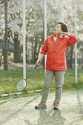 포토 JPG 주간 전신 응시 공원 여자 중년 50대 중년라이프 건강 한명 서기 들기 야외 앞모습 아웃포커스 운동복 한국인 벚꽃 배드민턴라켓 셔틀콕 배드민턴 철조망 중년여자한명만 국내포토 자연요소 1 라이프스타일 시선 옷 공공시설 꽃 스포츠용품 뷰포인트 모션 촬영기법 사람 동양인 성인 구기 라켓 여자한명만 중년여자만 파일형식