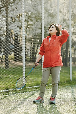 포토 JPG 주간 전신 응시 공원 여자 중년 50대 중년라이프 건강 한명 서기 들기 야외 앞모습 아웃포커스 운동복 한국인 벚꽃 배드민턴라켓 셔틀콕 배드민턴 철조망 중년여자한명만 국내포토 자연요소 1 라이프스타일 시선 옷 공공시설 꽃 스포츠용품 뷰포인트 모션 촬영기법 사람 동양인 성인 구기 라켓 여자한명만 중년여자만 파일형식