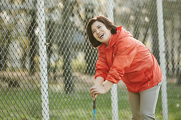 포토 JPG 주간 응시 공원 여자 중년 50대 중년라이프 건강 한명 서기 미소 상반신 야외 옆모습 아웃포커스 운동복 기댐 한국인 배드민턴라켓 배드민턴 철조망 중년여자한명만 국내포토 자연요소 1 라이프스타일 시선 옷 공공시설 뷰포인트 모션 촬영기법 표정 사람 동양인 성인 구기 라켓 여자한명만 중년여자만 파일형식