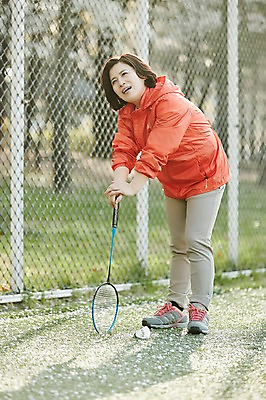 포토 JPG 주간 전신 응시 공원 여자 중년 50대 중년라이프 건강 한명 서기 미소 야외 옆모습 아웃포커스 운동복 기댐 한국인 배드민턴라켓 셔틀콕 배드민턴 철조망 중년여자한명만 국내포토 자연요소 1 라이프스타일 시선 옷 공공시설 스포츠용품 뷰포인트 모션 촬영기법 표정 사람 동양인 성인 구기 라켓 여자한명만 중년여자만 파일형식