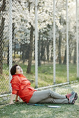 포토 JPG 주간 전신 응시 공원 여자 중년 50대 중년라이프 휴식 한명 미소 앉기 야외 옆모습 운동복 한국인 벚꽃 배드민턴라켓 철조망 중년여자한명만 국내포토 자연요소 1 라이프스타일 시선 옷 공공시설 꽃 뷰포인트 컨셉 모션 표정 사람 동양인 성인 라켓 여자한명만 중년여자만 파일형식