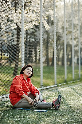 포토 JPG 주간 전신 응시 공원 여자 중년 50대 중년라이프 휴식 한명 앉기 야외 옆모습 운동복 한국인 벚꽃 배드민턴라켓 철조망 중년여자한명만 국내포토 자연요소 1 라이프스타일 시선 옷 공공시설 꽃 뷰포인트 컨셉 모션 사람 동양인 성인 라켓 여자한명만 중년여자만 파일형식 식물 스포츠용품 인종 생활 시설 여자만 중년만 스포츠 오브젝트 성인만