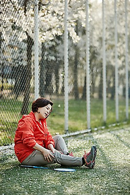 포토 JPG 주간 전신 응시 공원 여자 중년 50대 중년라이프 휴식 한명 앉기 야외 옆모습 운동복 한국인 벚꽃 다리 배드민턴라켓 철조망 주무르기 중년여자한명만 국내포토 자연요소 1 라이프스타일 시선 옷 공공시설 꽃 뷰포인트 컨셉 모션 사람 동양인 성인 신체부위 라켓 여자한명만 중년여자만 파일형식