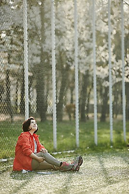 포토 JPG 주간 전신 응시 공원 여자 중년 50대 중년라이프 휴식 한명 미소 앉기 야외 옆모습 아웃포커스 운동복 한국인 벚꽃 배드민턴라켓 셔틀콕 철조망 중년여자한명만 국내포토 자연요소 1 라이프스타일 시선 옷 공공시설 꽃 스포츠용품 뷰포인트 컨셉 모션 촬영기법 표정 사람 동양인 성인 라켓 여자한명만 중년여자만 파일형식