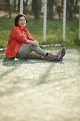 포토 JPG 주간 전신 공원 여자 중년 50대 중년라이프 휴식 한명 미소 앉기 야외 옆모습 아웃포커스 운동복 한국인 배드민턴라켓 셔틀콕 철조망 중년여자한명만 국내포토 자연요소 1 라이프스타일 옷 공공시설 스포츠용품 뷰포인트 컨셉 모션 촬영기법 표정 사람 동양인 성인 라켓 여자한명만 중년여자만 파일형식