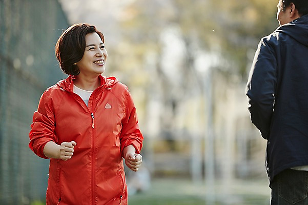 포토 JPG 주간 응시 공원 여자 남자 중년 50대 중년라이프 서기 미소 상반신 야외 두명 앞모습 뒷모습 아웃포커스 운동복 조깅 운동 걷기 한국인 국내포토 자연요소 라이프스타일 시선 옷 공공시설 뷰포인트 모션 촬영기법 표정 건강 사람 동양인 성인 파일형식