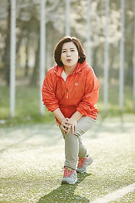 포토 JPG 주간 전신 공원 여자 중년 50대 중년라이프 한명 서기 야외 앞모습 아웃포커스 운동복 운동 스트레칭 한국인 철조망 중년여자한명만 국내포토 자연요소 1 라이프스타일 옷 공공시설 뷰포인트 모션 촬영기법 건강 사람 동양인 성인 여자한명만 중년여자만 파일형식