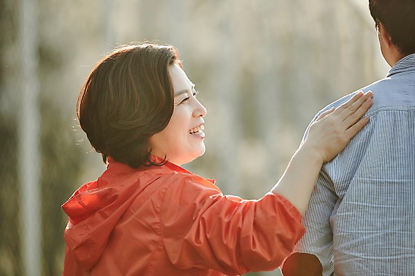포토 JPG 주간 응시 공원 여자 남자 중년 50대 중년라이프 서기 미소 상반신 야외 두명 옆모습 뒷모습 아웃포커스 운동복 한국인 어깨에손 국내포토 자연요소 라이프스타일 시선 옷 공공시설 뷰포인트 모션 촬영기법 표정 사람 동양인 성인 파일형식
