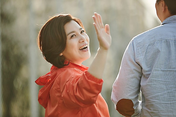 포토 JPG 주간 응시 공원 여자 남자 중년 50대 중년라이프 서기 미소 상반신 야외 두명 옆모습 뒷모습 아웃포커스 운동복 한국인 인사 국내포토 자연요소 라이프스타일 시선 옷 공공시설 뷰포인트 모션 촬영기법 표정 사람 동양인 성인 예절 파일형식