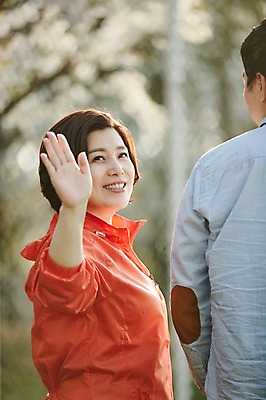 포토 JPG 주간 응시 공원 여자 남자 중년 50대 중년라이프 서기 미소 상반신 야외 두명 옆모습 뒷모습 아웃포커스 운동복 한국인 인사 국내포토 자연요소 라이프스타일 시선 옷 공공시설 뷰포인트 모션 촬영기법 표정 사람 동양인 성인 예절 파일형식