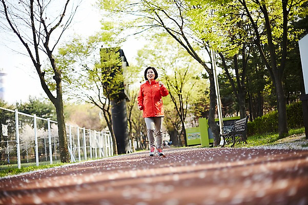 포토 JPG 주간 전신 나무 응시 공원 여자 로우앵글 중년 50대 중년라이프 한명 서기 미소 야외 앞모습 아웃포커스 운동복 조깅 운동 걷기 한국인 중년여자한명만 국내포토 자연요소 식물 1 라이프스타일 시선 옷 공공시설 뷰포인트 모션 촬영기법 표정 건강 사람 동양인 성인 여자한명만 중년여자만 파일형식 인종 생활 시설 여자만 중년만 성인만