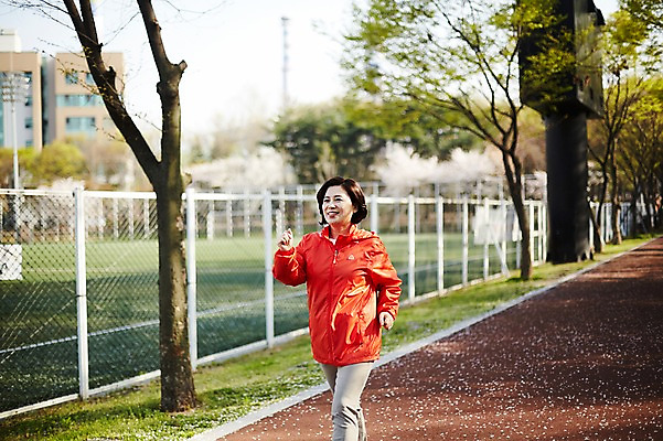 포토 JPG 주간 전신 나무 응시 공원 여자 중년 50대 중년라이프 한명 서기 미소 야외 옆모습 아웃포커스 운동복 조깅 운동 걷기 한국인 중년여자한명만 국내포토 자연요소 식물 1 라이프스타일 시선 옷 공공시설 뷰포인트 모션 촬영기법 표정 건강 사람 동양인 성인 여자한명만 중년여자만 파일형식