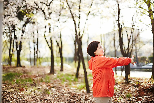 포토 JPG 주간 나무 응시 공원 여자 중년 50대 중년라이프 한명 서기 미소 상반신 야외 옆모습 아웃포커스 운동복 한국인 꽃구경 중년여자한명만 국내포토 자연요소 식물 1 라이프스타일 시선 옷 공공시설 뷰포인트 모션 촬영기법 표정 사람 동양인 성인 여자한명만 중년여자만 파일형식